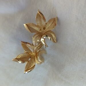 Crown Trifari Earrings Leaf solid signed vintage gold tone clip earrings leaf